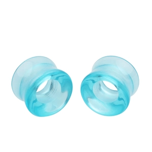 Détail de tunnels d'oreille évasés en verre bleu clair translucide sur fond blanc
