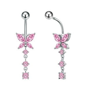 Detalle de piercing de ombligo de mariposa con circonitas rosas y barra curva plateada