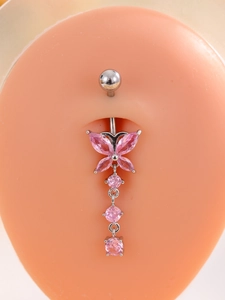 Detalle de piercing de ombligo de mariposa con borlas de circón rosa en modelo