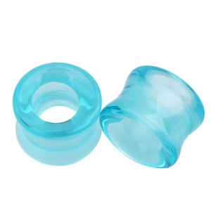 Vue détaillée d'une paire de tunnels d'oreille en verre bleu translucide pour le stretching