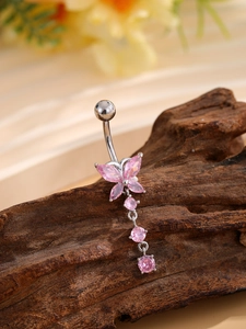 Detalle de piercing de ombligo de mariposa de cristal rosa con colgantes de circón