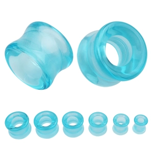 Détails d'écarteurs d'oreilles en verre bleu clair creux de plusieurs tailles sur blanc
