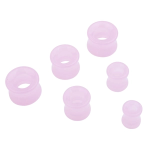 Lot de six écarteurs d'oreilles rose translucide de tailles variées sur fond blanc