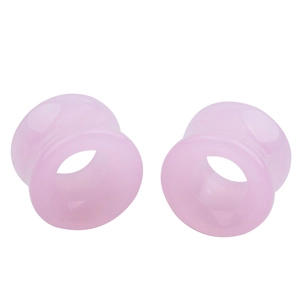 Détail de tunnels d'oreille creux en verre rose avec bords évasés pour piercing corporel