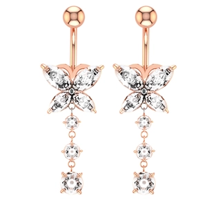 Detalle de piercings de ombligo de mariposa en oro rosa con circonitas de colores