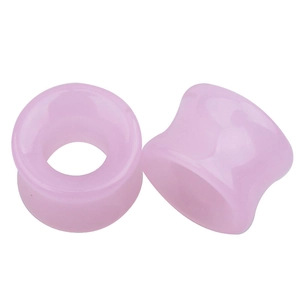 Détail des écarteurs d'oreilles en verre rose creux avec design à double évasement