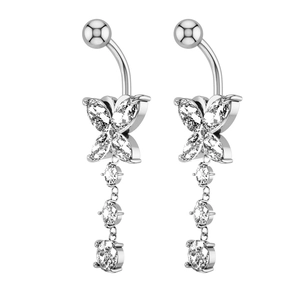 Detalle de piercings de ombligo de mariposa plateada con circonitas y flecos colgantes