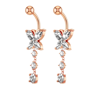 Detalle de piercings de ombligo de mariposa en oro rosa con circonitas blancas