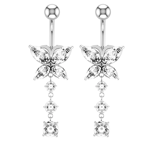 Vista detallada del piercing de ombligo con mariposa plateada y piedras de circón
