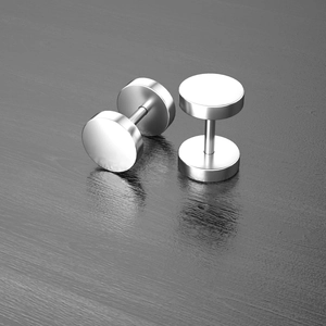 Pendientes de pesa en acero inoxidable plateado sobre fondo gris oscuro con reflectante