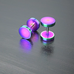 Detalle de pendientes de barra de acero inoxidable irisado sobre superficie gris