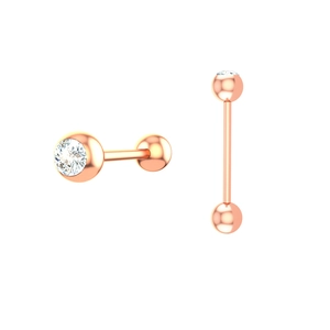 Détail de clous d'oreilles barbell en or rose avec pierre de zircon ronde brillante