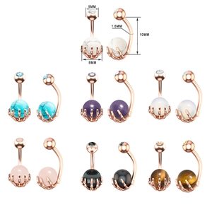 Cuadro de tallas detallado para piercing de ombligo con mano de esqueleto oro rosa
