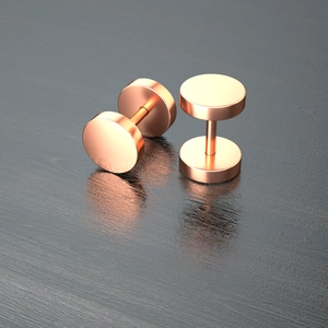 Primer plano de pendientes de mancuerna en oro rosa con acabado metálico sobre fondo oscuro