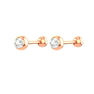Détail des boucles d'oreilles en acier rose doré avec zircons ronds brillants sertis