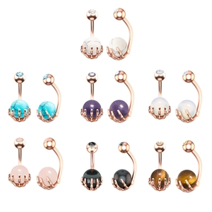 Detalle de piercings de ombligo en oro rosa con cuentas de piedras preciosas de colores