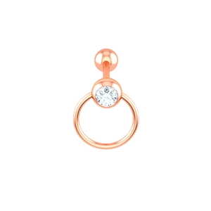 Détail d'un piercing en or rose avec oxyde de zirconium et pendentif circulaire élégant