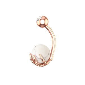 Detalle del piercing de ombligo en oro rosa con bola de mármol blanco y mano de esqueleto