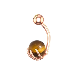Detalle de piercing de ombligo de oro rosa con piedra ojo de tigre y garra de mano de esqueleto
