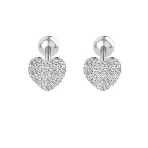 Détail de clous d'oreilles cœur en acier inoxydable avec texture pailletée et fermoir boule