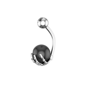 Detalle macro del piercing de ombligo con mano de esqueleto y gema negra en plata