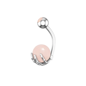 Detalle de una mano de esqueleto plateada con perla rosa en un piercing de ombligo punk