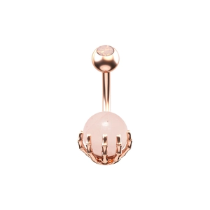Piercing de ombligo de oro rosa con mano de esqueleto y piedra rosa en fondo blanco