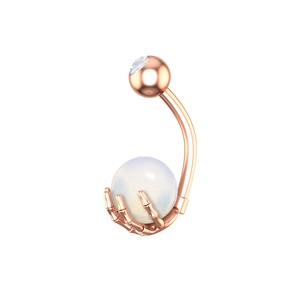 Detalle de piercing de ombligo con mano de esqueleto en oro rosa y ópalo blanco