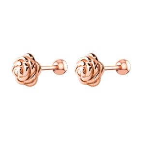 Gros plan détaillé des boucles d'oreilles fleur en or rose avec fermoir à vis à bille