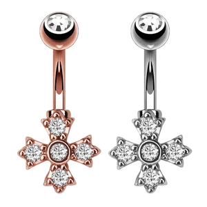 Detailansicht von Bauchnabelpiercings in Roségold und Silber mit glitzernden Zirkonia-Kreuzen