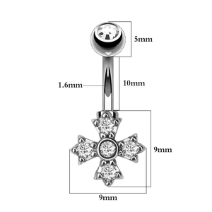 Detailansicht vom Bauchnabelpiercing mit Kreuzanhänger und präzisen Maßangaben