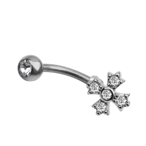 Detail eines silbernen Bauchnabelpiercings mit Zirkonia-Kreuzanhänger an einem Curved Barbell