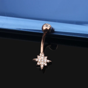 Makroaufnahme von Bauchnabelpiercing in Roségold mit funkelndem Stern und Zirkonia