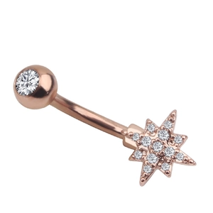 Detail eines roségoldenen Bauchnabelpiercings mit achtzackigem Sternanhänger und Zirkonia