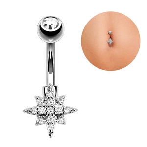 Detailansicht eines silbernen Bauchnabelpiercings mit funkelndem Stern-Anhänger