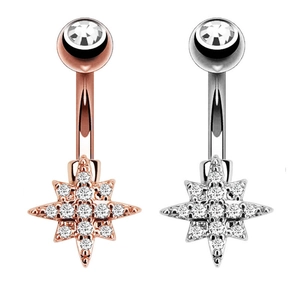 Nahaufnahme von Bauchpiercings mit Sternanhänger in Roségold und Silber mit funkelnden Zirkonia