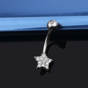 Nahaufnahme eines silbernen Stern-Bauchnabelpiercings mit funkelnden Zirkonia-Steinen