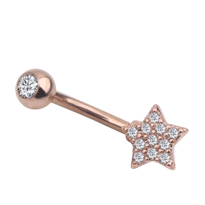 Nahaufnahme des roségoldenen Bauchnabelpiercings mit zirkonia-besetztem Fünf-Sterne-Anhänger