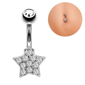 Makro-Detail des sternförmigen Bauchnabelpiercings mit funkelnden Zirkonia auf Silbermetall