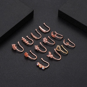 Détail d'un lot de 12 bijoux de nez non percés en or rose ornés de zircons et cristaux