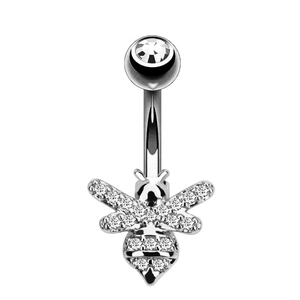 Makroaufnahme von Silber Bienen-Bauchnabelpiercing mit funkelnden weißen Zirkonia-Steinen