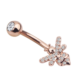 Nahaufnahme von Bauchnabelpiercing in Roségold mit funkelnder Biene und Zirkonia-Stein