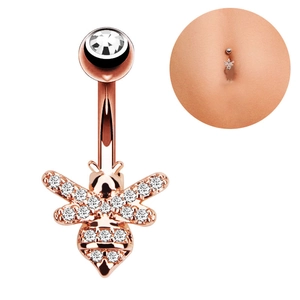 Makro-Detail des roségoldenen Bienen-Bauchnabelpiercings mit funkelnden Zirkonia-Steinen