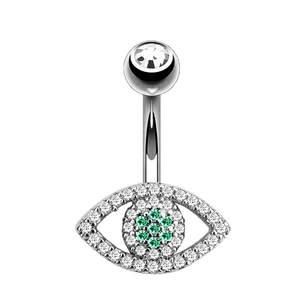 Detailansicht des Evil Eye Bauchnabelpiercings mit grünen und weißen Zirkonia-Steinen