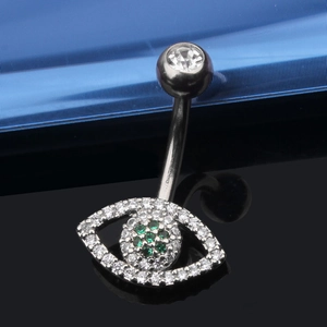Makroaufnahme von Silber Bauchnabelpiercing mit grünem Evil Eye Kristall und Zirkonia