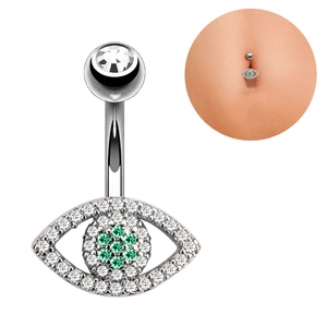 Detail eines silbernen Bauchnabelpiercings mit grünem Evil Eye Anhänger und Zirkon