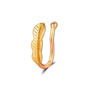 Détail d'un faux piercing de nez plume dorée avec design en U et fini brillant