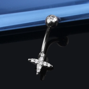 Detail eines silbernen Bauchnabelpiercings mit funkelndem Zirkonia-Sternenanhänger