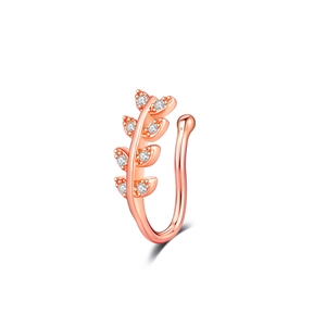 Vue macro détaillée d'un faux piercing de nez en or rose avec motif de feuilles en zircon