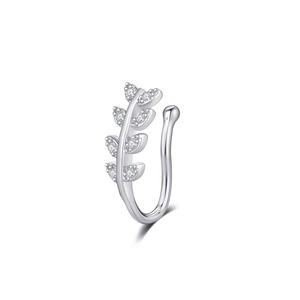 Vue macro d'un clip de nez feuille en argent avec zircons brillants sur fond blanc